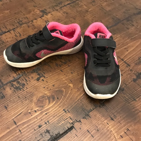 le scarpe nike rivoluzione poshmark le scarpe nike rivoluzione poshmark